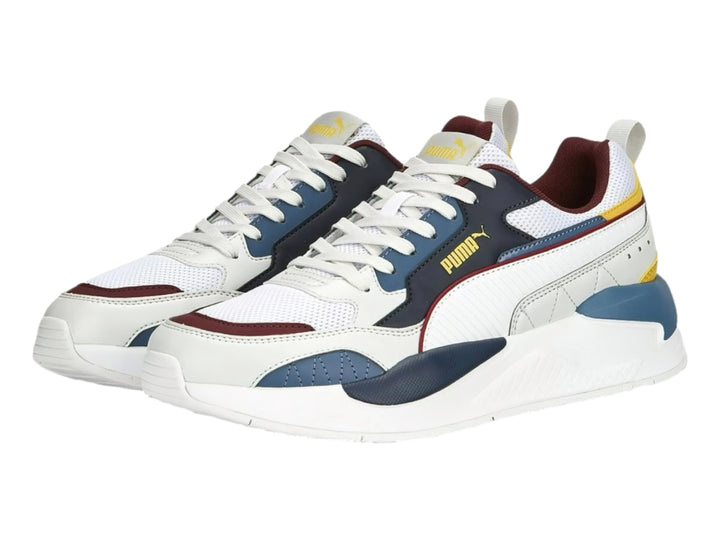 Tenis PUMA X-RAY 2 SQUARE blancos con detalles en azul marino, amarillo y guinda.