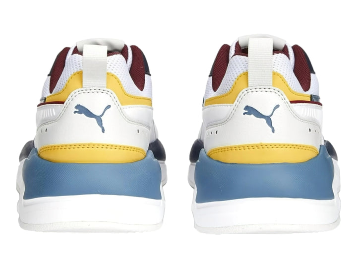 Tenis PUMA X-RAY 2 SQUARE blancos con detalles en azul marino, amarillo y guinda.