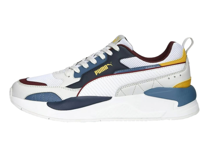 Tenis PUMA X-RAY 2 SQUARE blancos con detalles en azul marino, amarillo y guinda.