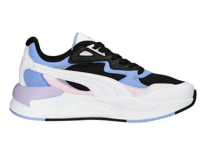 Tenis PUMA X-Ray Speed en colores blanco, negro y lavanda con suela blanca gruesa y diseño deportivo.
