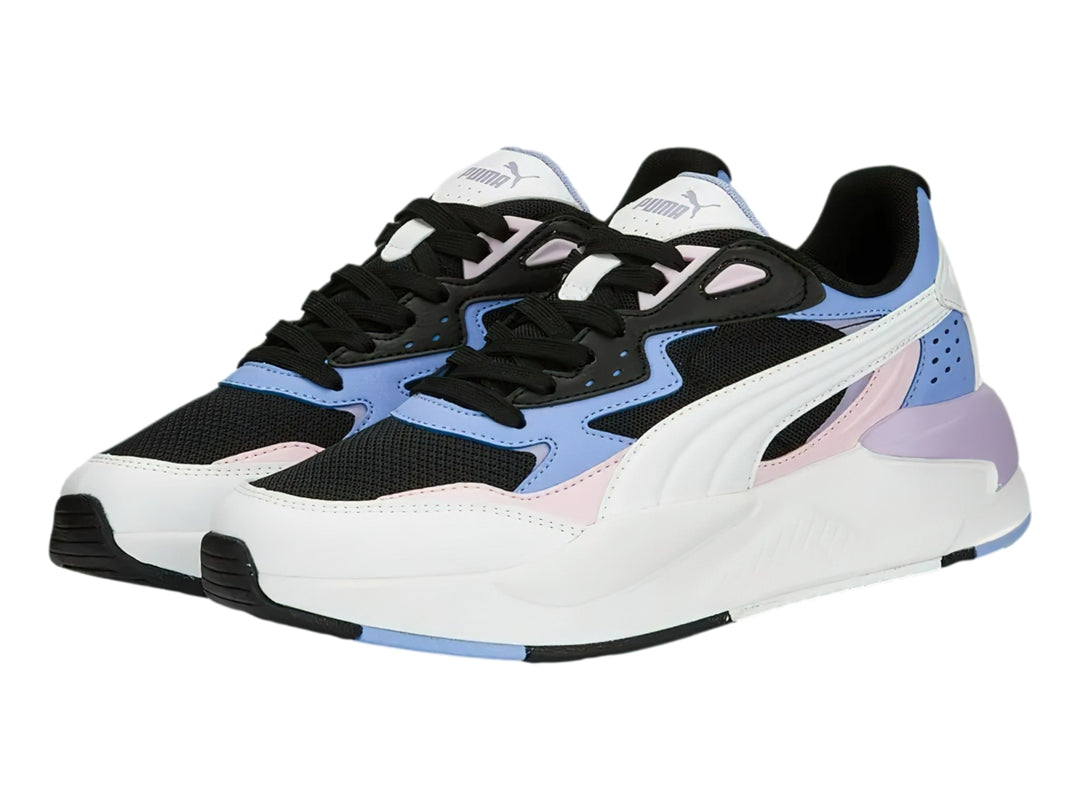 Tenis PUMA X-Ray Speed en colores blanco, negro y lavanda con suela blanca gruesa y diseño deportivo.