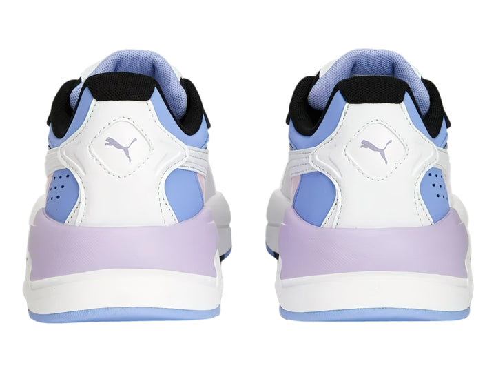 Tenis PUMA X-Ray Speed en colores blanco, negro y lavanda con suela blanca gruesa y diseño deportivo.