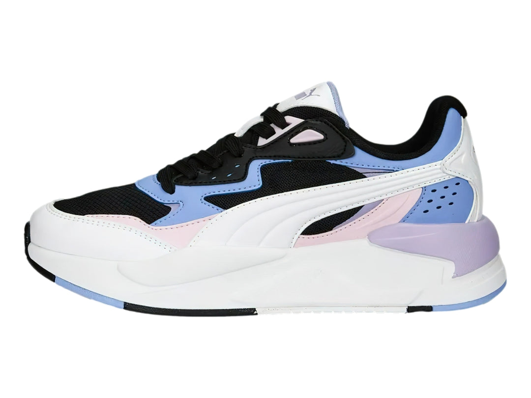 Tenis PUMA X-Ray Speed en colores blanco, negro y lavanda con suela blanca gruesa y diseño deportivo.