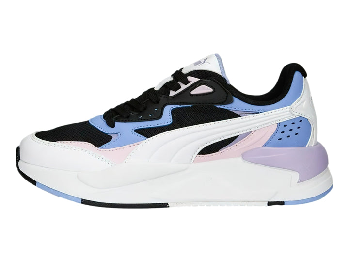 Tenis PUMA X-Ray Speed en colores blanco, negro y lavanda con suela blanca gruesa y diseño deportivo.