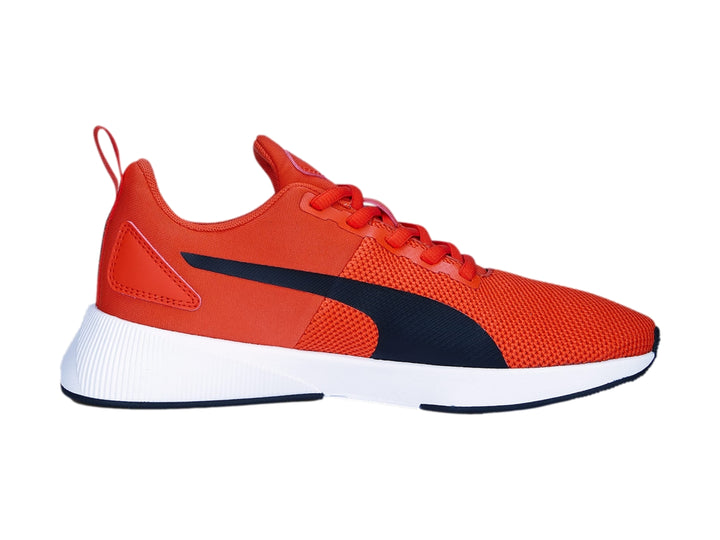 Tenis deportivos PUMA para niño en color naranja con suela blanca y detalles en negro.