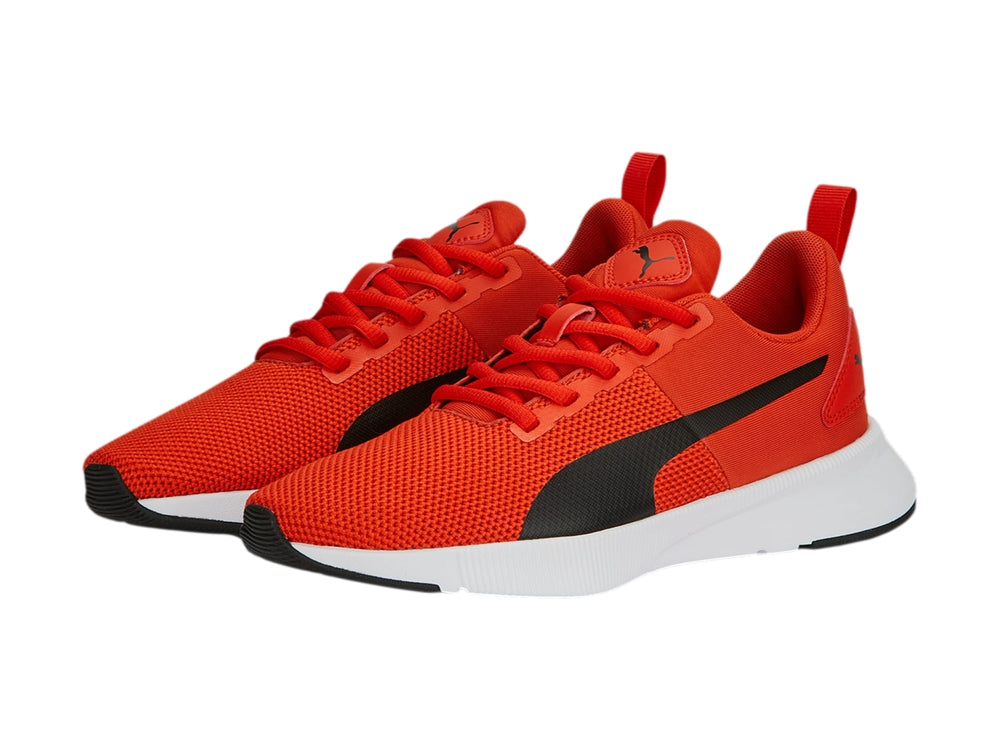 Tenis deportivos PUMA para niño en color naranja con suela blanca y detalles en negro.