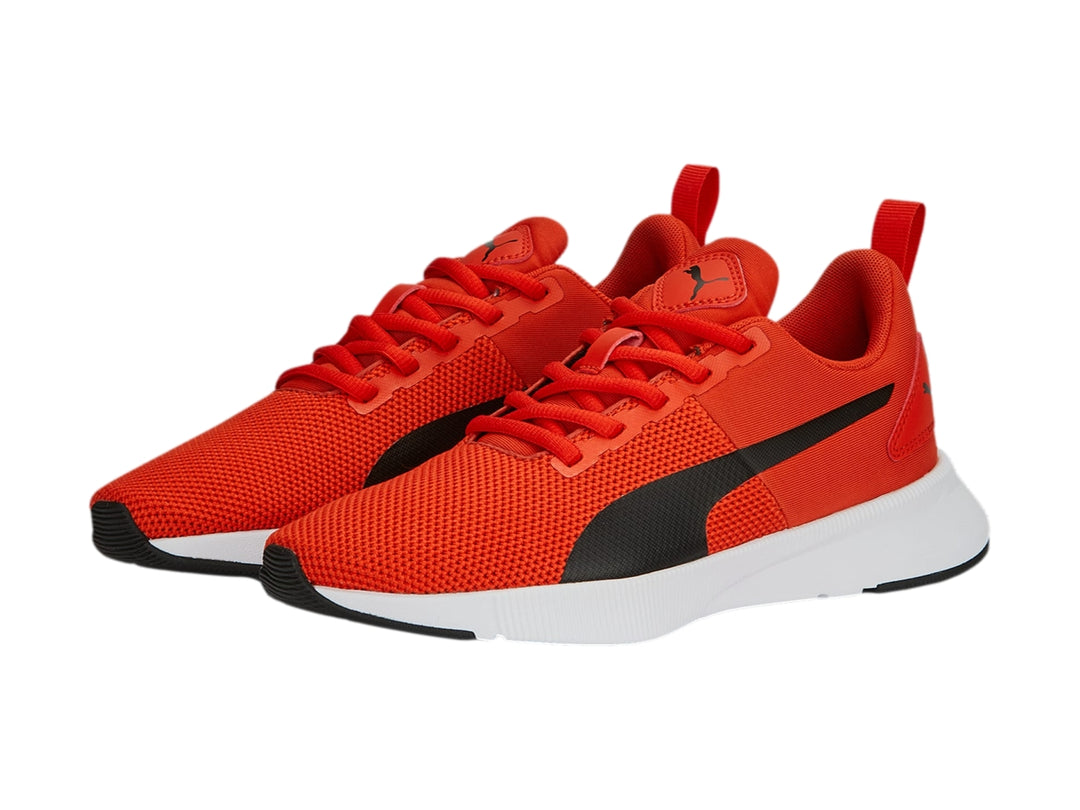 Tenis deportivos PUMA para niño en color naranja con suela blanca y detalles en negro.