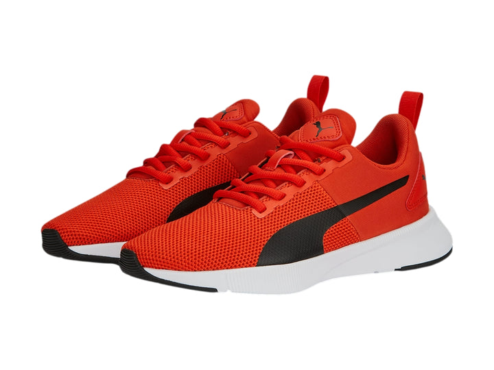 Tenis deportivos PUMA para niño en color naranja con suela blanca y detalles en negro.