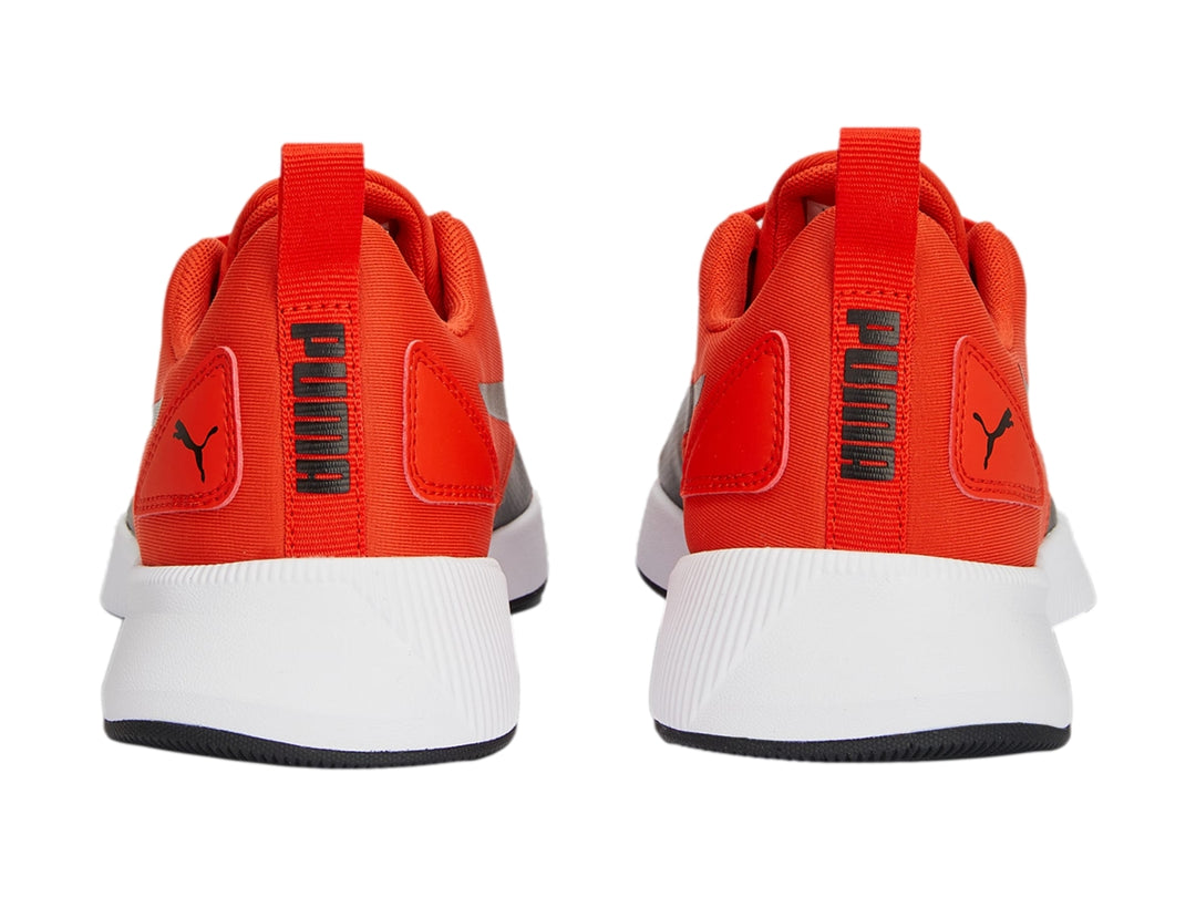 Tenis deportivos PUMA para niño en color naranja con suela blanca y detalles en negro.