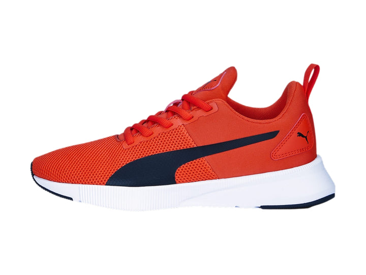 Tenis deportivos PUMA para niño en color naranja con suela blanca y detalles en negro.