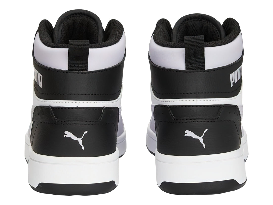 Tenis PUMA Rebound Joy de bota alta en colores blanco, negro y lavanda con suela blanca.