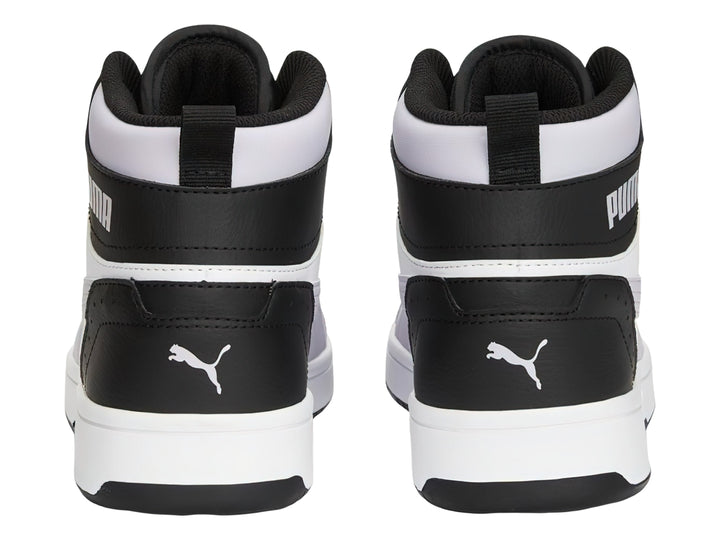 Tenis PUMA Rebound Joy de bota alta en colores blanco, negro y lavanda con suela blanca.