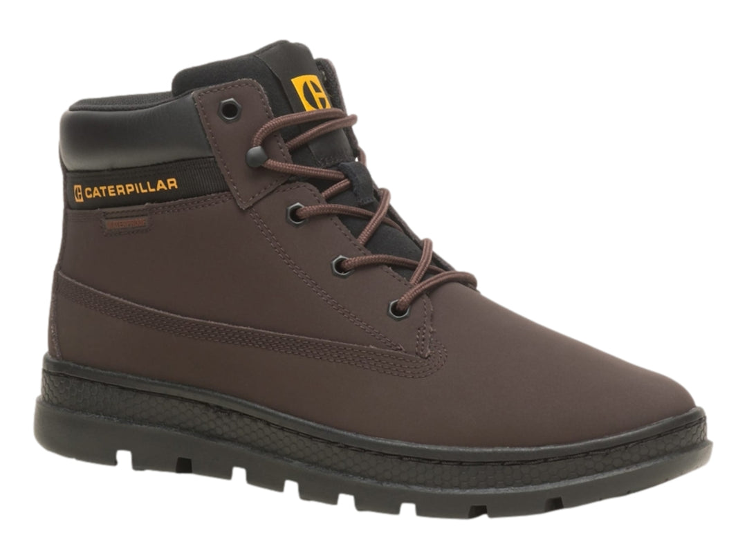 Bota Caterpillar color marrón con suela negra y acabado mate.