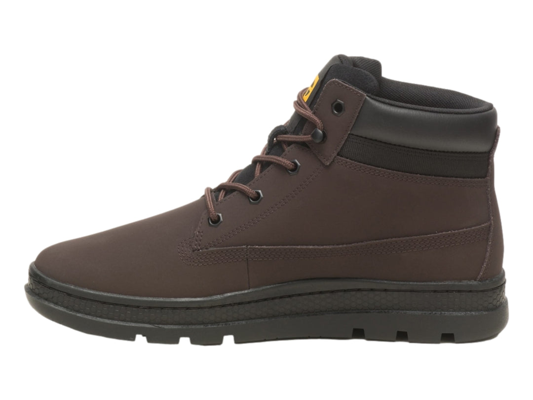 Bota Caterpillar color marrón con suela negra y acabado mate.