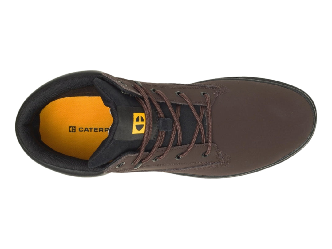 Bota Caterpillar color marrón con suela negra y acabado mate.