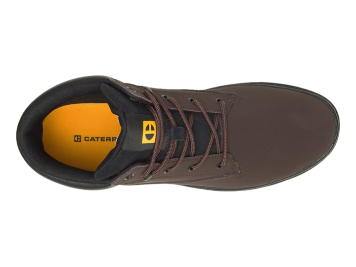 Bota Caterpillar color marrón con suela negra y acabado mate.