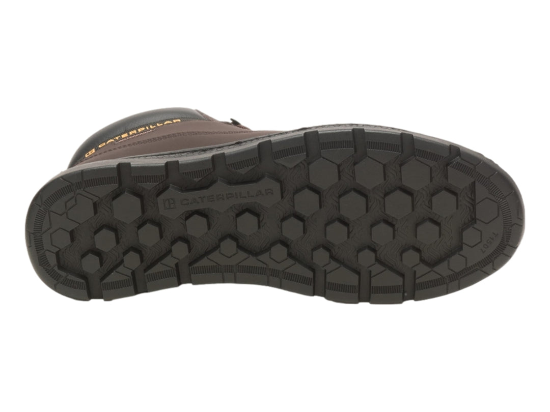 Bota Caterpillar color marrón con suela negra y acabado mate.