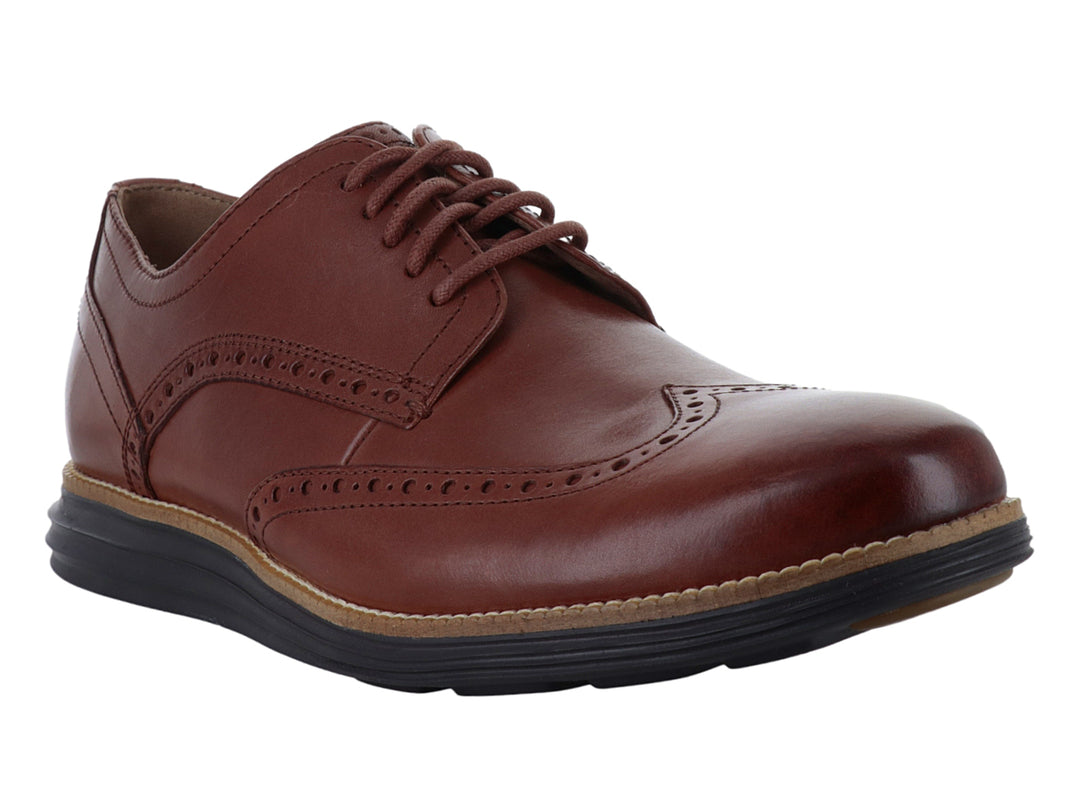 Zapato Oxford Cole Haan de cuero color café con detalles perforados y suela negra deportiva.