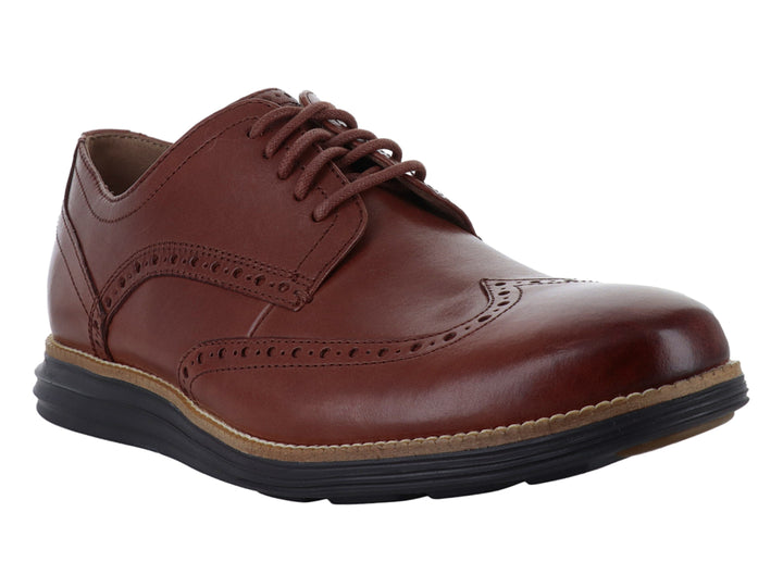 Zapato Oxford Cole Haan de cuero color café con detalles perforados y suela negra deportiva.
