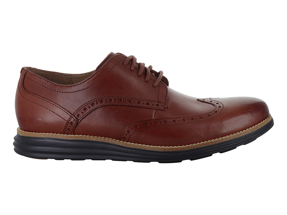 Zapato Oxford Cole Haan de cuero color café con detalles perforados y suela negra deportiva.