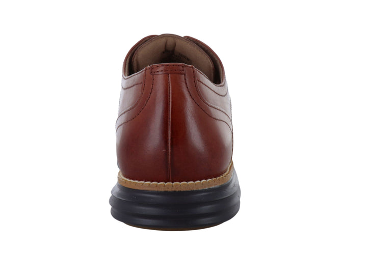 Zapato Oxford Cole Haan de cuero color café con detalles perforados y suela negra deportiva.