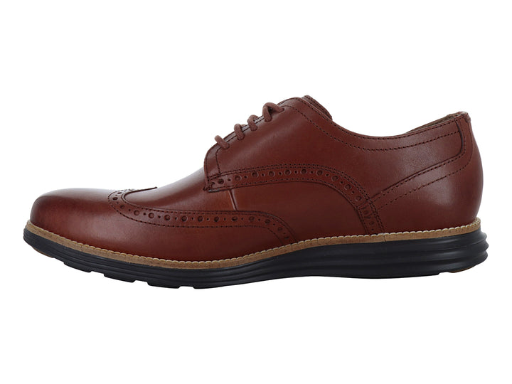 Zapato Oxford Cole Haan de cuero color café con detalles perforados y suela negra deportiva.