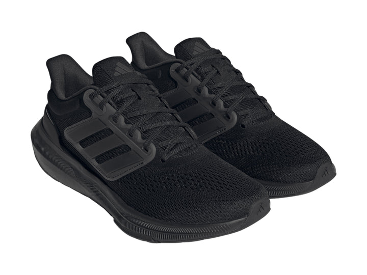 Tenis deportivos Adidas Ultrabounce en color negro total con suela gruesa y tejido transpirable.