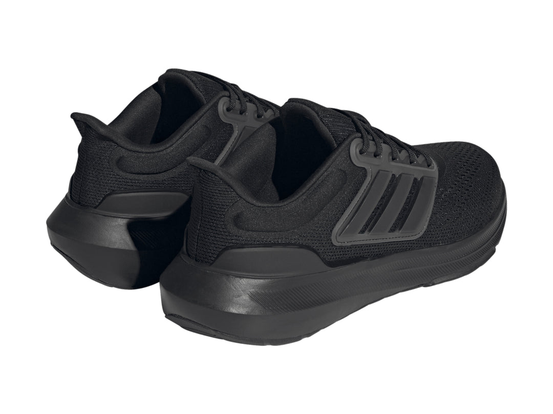 Tenis deportivos Adidas Ultrabounce en color negro total con suela gruesa y tejido transpirable.