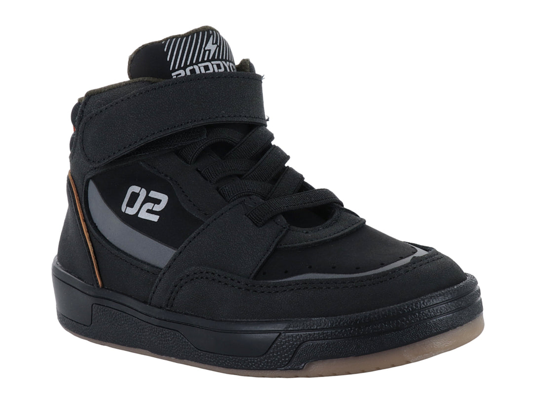 Tenis negros de bota alta para niño con detalles en gris, agujetas y correa de ajuste superior.