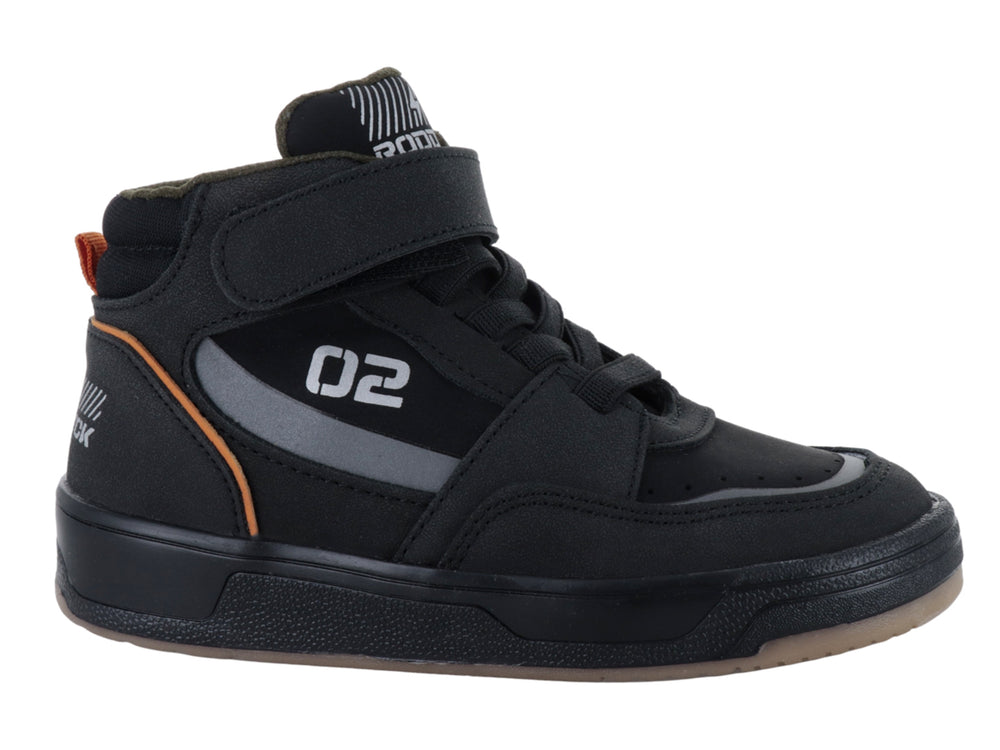 Tenis negros de bota alta para niño con detalles en gris, agujetas y correa de ajuste superior.
