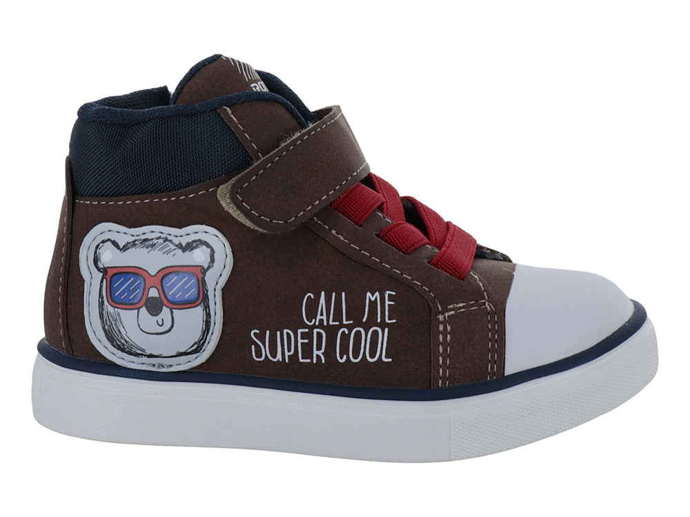 Tenis infantiles color café con agujetas rojas, cierre de velcro y diseño de oso en el lateral.
