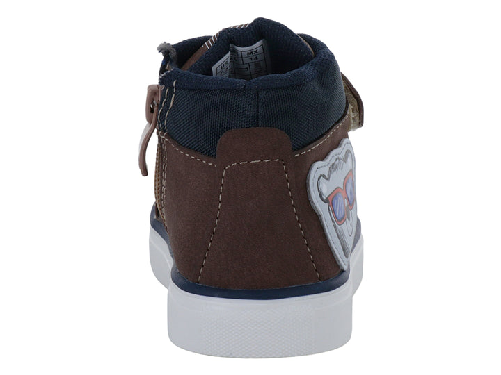 Tenis infantiles color café con agujetas rojas, cierre de velcro y diseño de oso en el lateral.