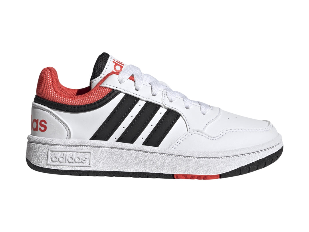 Tenis Adidas Hoops 3.0 en color blanco con franjas negras y detalles en rojo, diseño deportivo para niños.