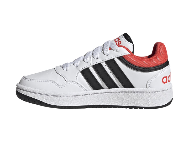Tenis Adidas Hoops 3.0 en color blanco con franjas negras y detalles en rojo, diseño deportivo para niños.