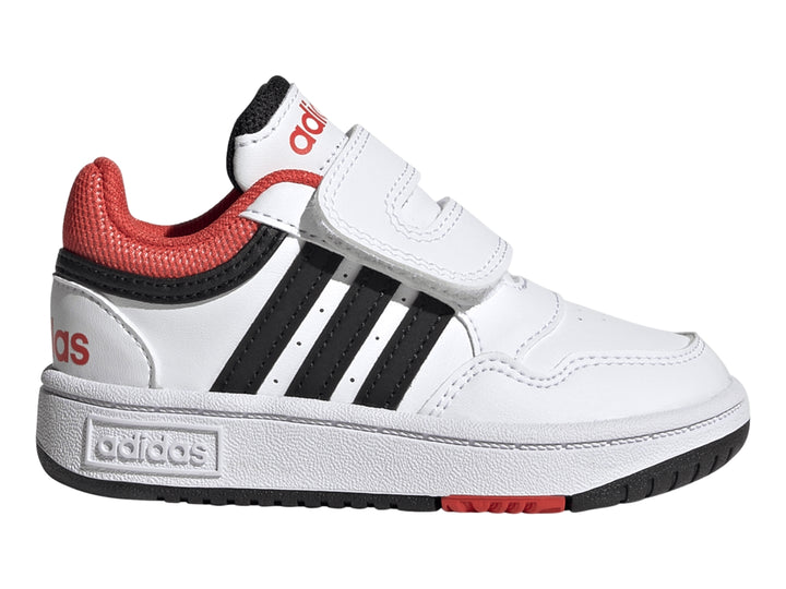 Tenis Adidas Hoops 3.0 CF I en color blanco con franjas negras y detalles en rojo, cierre de velcro para niños.