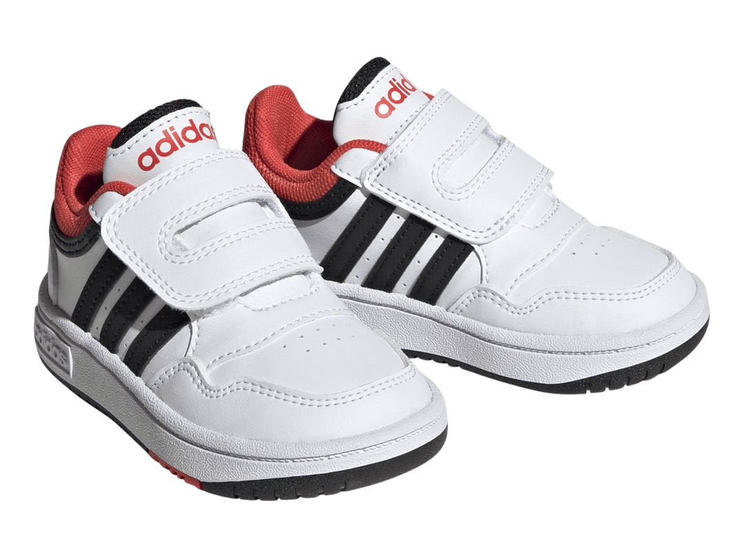 Tenis Adidas Hoops 3.0 CF I en color blanco con franjas negras y detalles en rojo, cierre de velcro para niños.