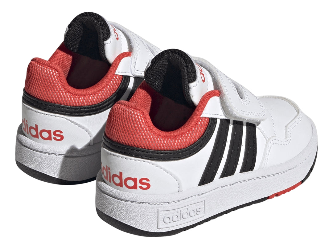 Tenis Adidas Hoops 3.0 CF I en color blanco con franjas negras y detalles en rojo, cierre de velcro para niños.