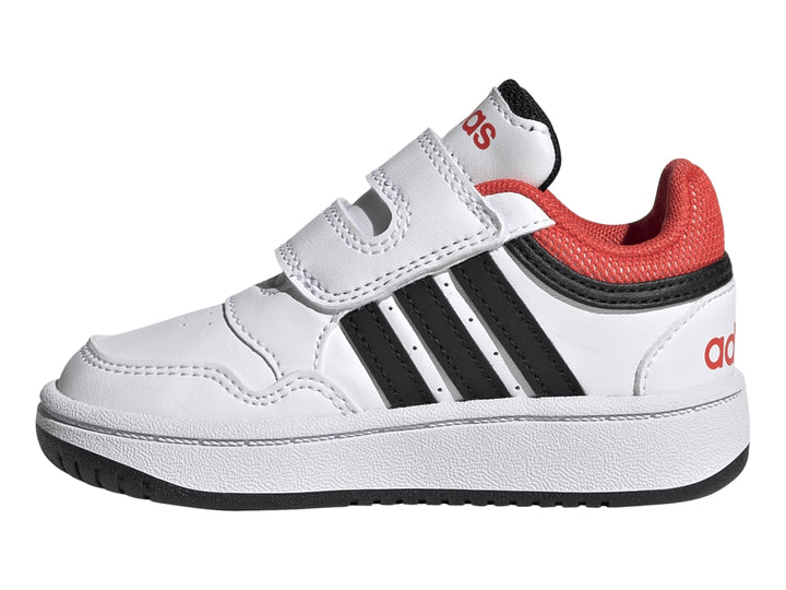 Tenis Adidas Hoops 3.0 CF I en color blanco con franjas negras y detalles en rojo, cierre de velcro para niños.