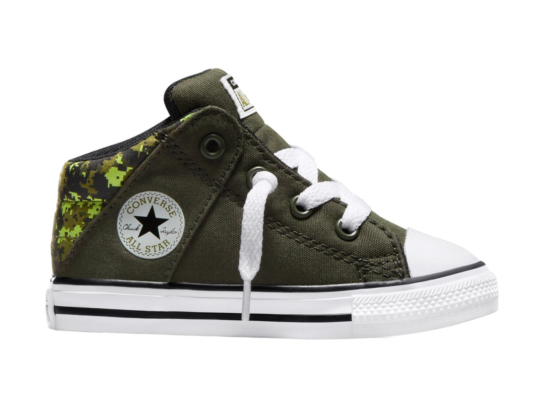 Tenis Converse Axel Mid color verde oliva con estampado de camuflaje en el talón y suela blanca.