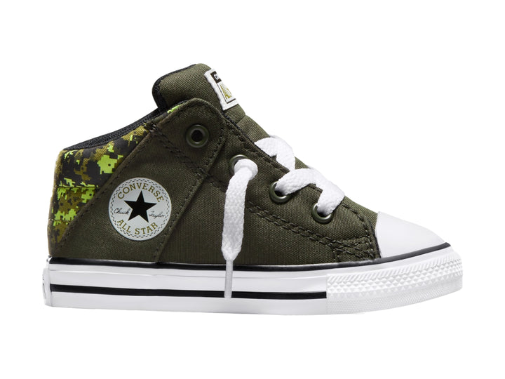 Tenis Converse Axel Mid color verde oliva con estampado de camuflaje en el talón y suela blanca.