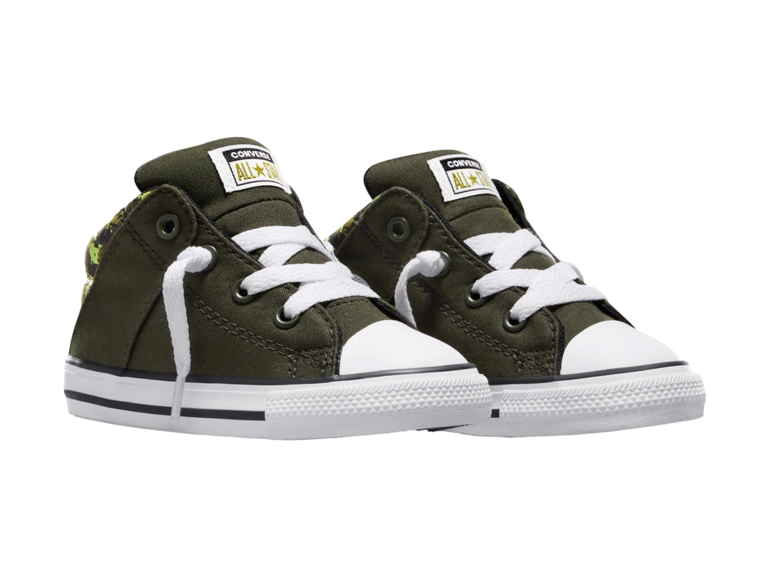 Tenis Converse Axel Mid color verde oliva con estampado de camuflaje en el talón y suela blanca.