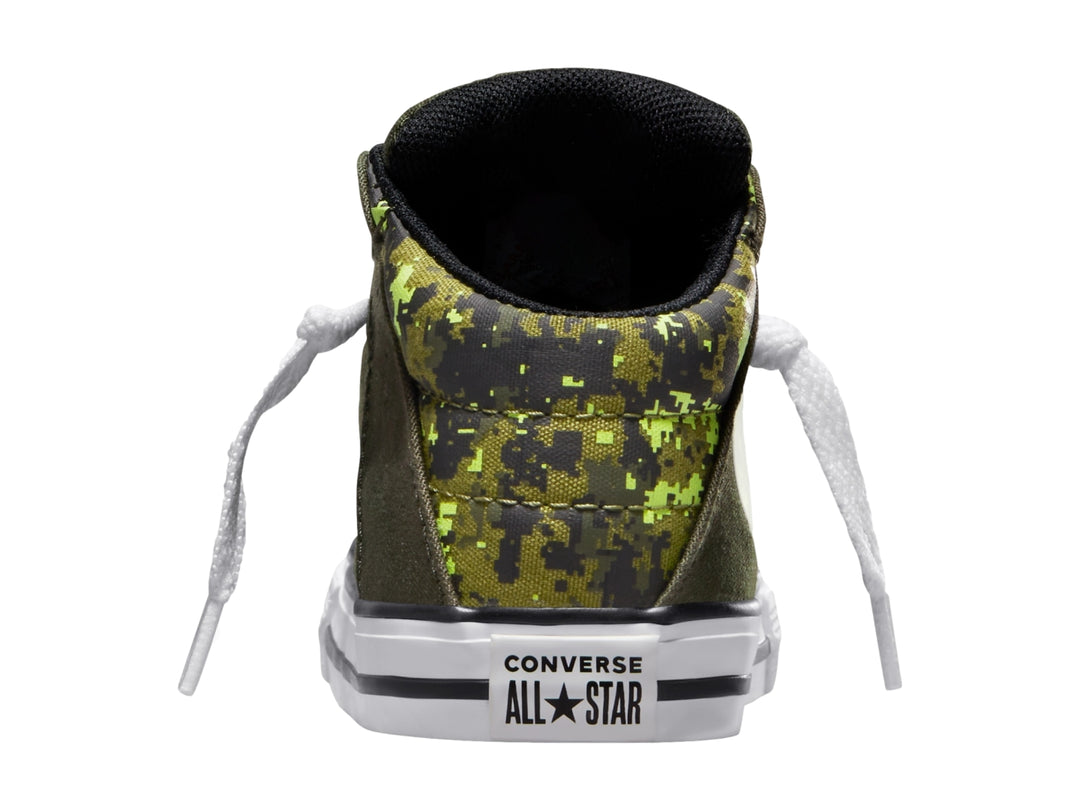 Tenis Converse Axel Mid color verde oliva con estampado de camuflaje en el talón y suela blanca.