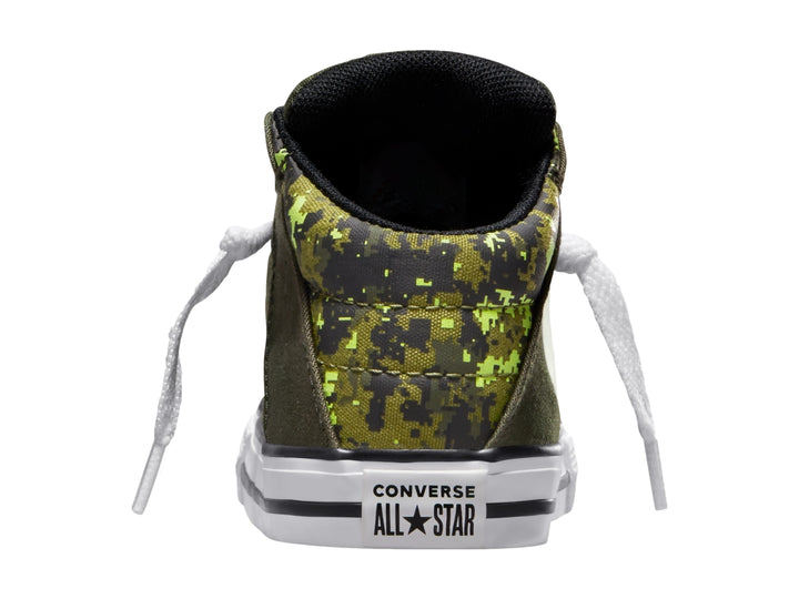 Tenis Converse Axel Mid color verde oliva con estampado de camuflaje en el talón y suela blanca.