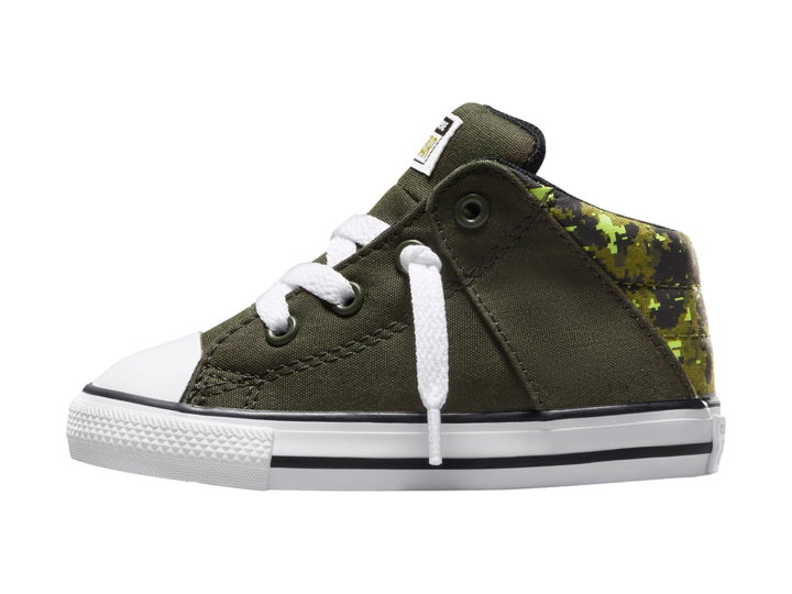 Tenis Converse Axel Mid color verde oliva con estampado de camuflaje en el talón y suela blanca.