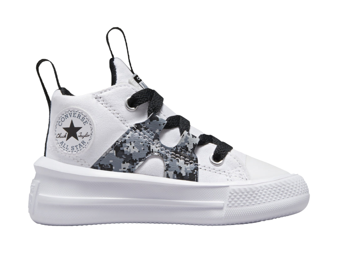 Tenis Converse blancos de corte medio con suela de plataforma y diseño de camuflaje en gris y negro.