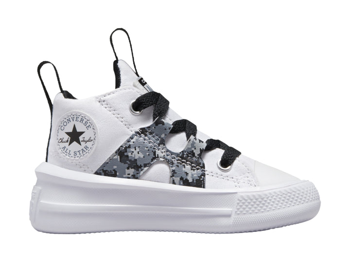 Tenis Converse blancos de corte medio con suela de plataforma y diseño de camuflaje en gris y negro.
