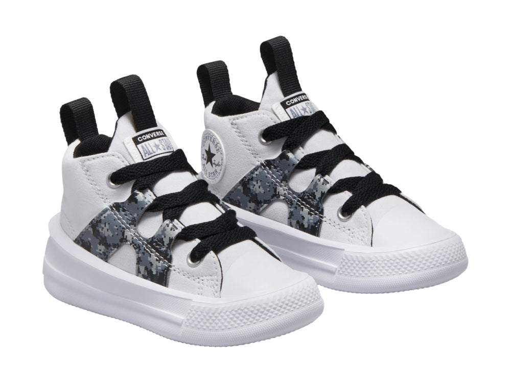Tenis Converse blancos de corte medio con suela de plataforma y diseño de camuflaje en gris y negro.
