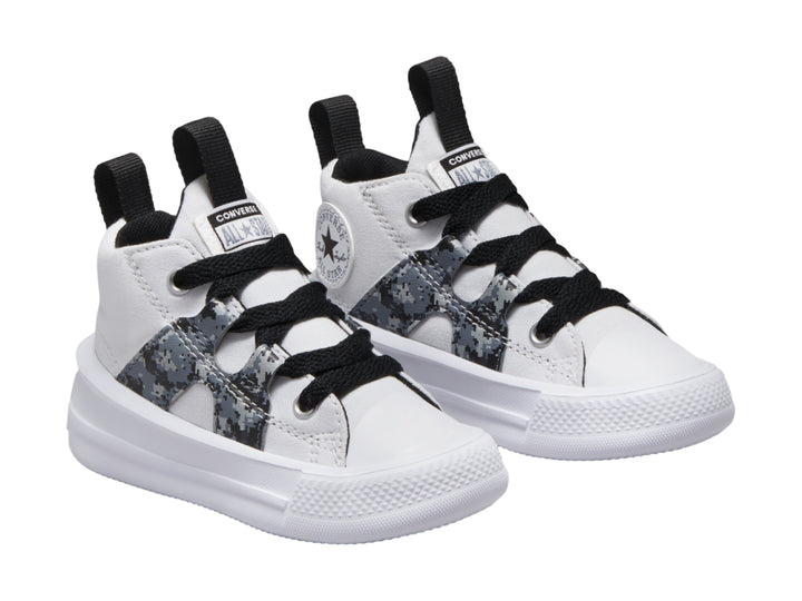 Tenis Converse blancos de corte medio con suela de plataforma y diseño de camuflaje en gris y negro.