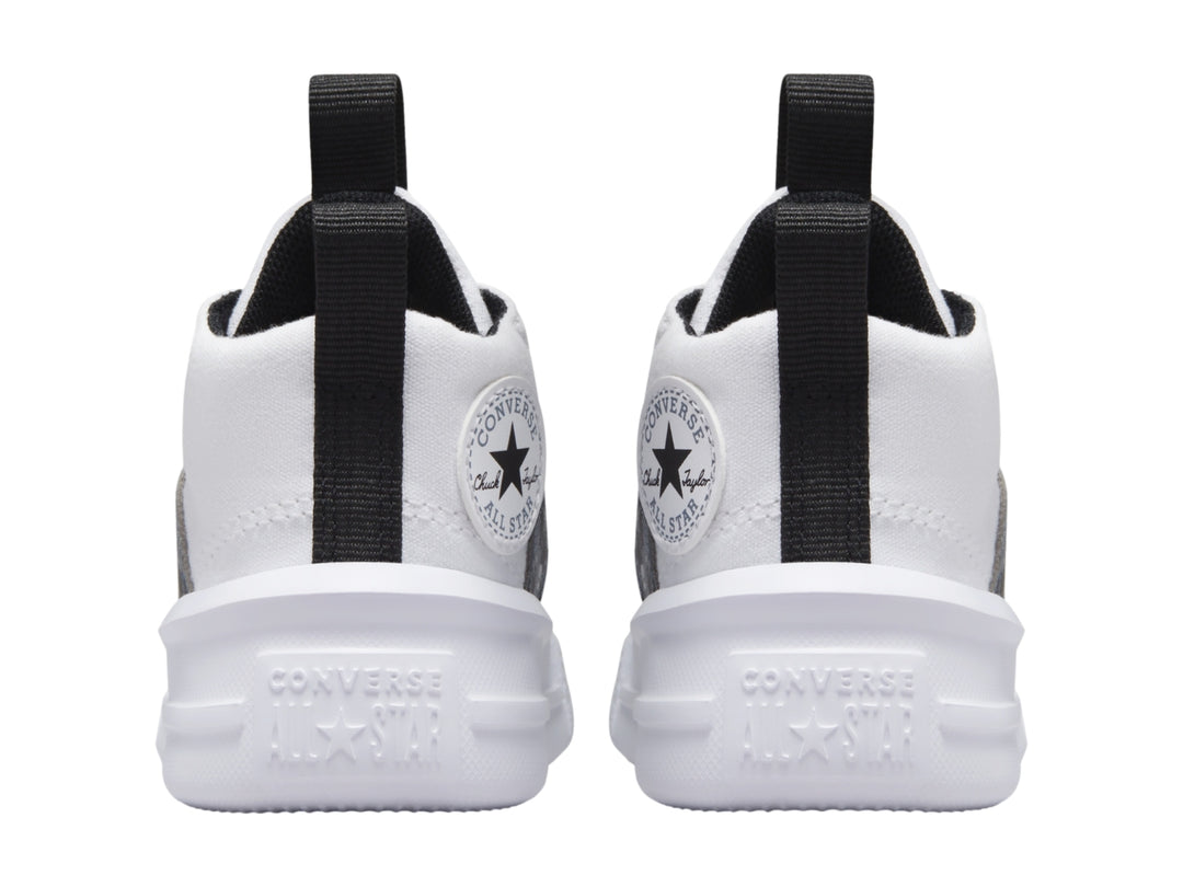 Tenis Converse blancos de corte medio con suela de plataforma y diseño de camuflaje en gris y negro.