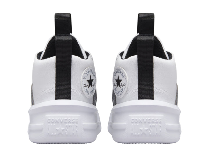Tenis Converse blancos de corte medio con suela de plataforma y diseño de camuflaje en gris y negro.